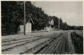 Fd. UGJ , Uppsala - Gävle Järnväg
Harnäs slopad järnvägsstation och bangård ,sommaren 1937.
Obs gräs på spår och bangård