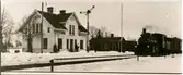 VGJ 27 med tåg
Trafikplats anlagd 1910. En- och enhalvvånings putsad stationsbyggning, renoverad invändig 1947