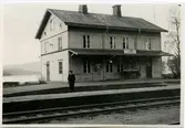 Station anlagd 1880. Tvåvånings stationshus i trä. Byggnaden moderniserad invändigt 1945. Mekanisk växelförregling. 1936 fick eldrift. 
Hennans stationhus flyttad från Hennan i Ljusdal och återuppbyggd 2006 vid Sveriges Järnvägsmuseum