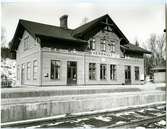 Stationen öppnades 1877. Enhalvvånings stationshus i trä, moderniserat 1946. Nedlagd 1964-05-31.