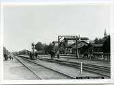 Herrljunga station öppnad 1863. Först byggdes ett litet stationshus som användes 1862 -1864. Nytt stationshus byggt 1864.