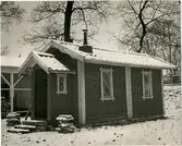 Herrljunga station öppnad 1863. Först byggdes ett litet stationshus som användes 1862 -1864. Nytt stationshus byggt 1864. Herrljungas första statioshus.