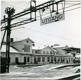 Herrljunga station öppnad 1863. Först byggdes ett litet stationshus som användes 1862 -1864. Nytt stationshus byggt 1864. Renoverad station.