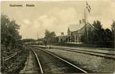 Trafikplats anlagd 1885-86. Stationshuset, en och en halv våning i sten, moderniserats ett flertal gånger, bl a 1921 då det utvidgades och moderniserades. Mekanisk växelförregling. Eldrift 1936. Järnvägen omlagd 1993. Går ej längre förbi Himle station.