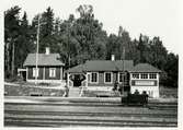 Trafikplats anlagd 1914. Envånings stationshus i trä. Bergslagernas Järnvägar, BJ motordressin nr 3 väntar på spåret.