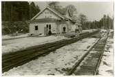 Stationen anlades 1874 och har senare tillbyggts och moderniserats. Bangården har utbyggts med ett spår. Stationshus i trä i en och en halv våning.