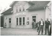 Falkenbergs Järnväg, FJ   Holsljunga  station 1960-04-30.Några samhällsbor vid  tiden för tåg 158 (näst sista  tåget) nedlagt av bandelen Älvsered-Axelfors-Hillared 1961 -05-01