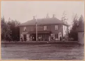 Statens Järnvägar, SJ Stins Axel Bernhard Wallin 1889-93  sedemera stins i Stugsund och Östersund samt trafikinspektör i Sundsvall. Fru Amanda Wallin   ( bredvid henne Förste stationsskrivare Edvard Schelin från Centralstation)