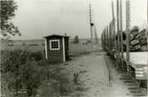 Det som var kvar av Hylinge
Hållplats anlagd 1895 och moderniserades 1942. Liten envånings byggnad i trä.
VB , Vikbolandsbanan