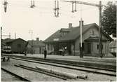 Station öppnad av HHJ 1875. Stationshus fr detta år. Delvis ombyggt, sålt 1974 t privatbostad. Kvar år 1991 var även godsmagasin, uthus o lastkaj. FJB-kur uppförd på 1970-talet. Persontågsuppehållen indragna fr 23 maj 1971 Stationshus i en våning i tegel.
HHJ , Helsingborg - Hässleholms Järnväg