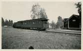 Hållplats anlagd 1895. Envånings stationshus i trä, byggt i vinkel 
NHJ tåg , Norra Hälsingslands Järnväg