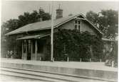 Stationen byggd 1885 av MTJ  Ny station på 1950-talet .Stationen anlades 1885. Litet envånings, putsat stationshus