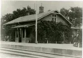 Stationen byggd 1885 av MTJ  Ny station på 1950-talet .Stationen anlades 1885. Litet envånings, putsat stationshus