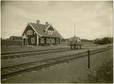 Häggenås bangård
Station anlagd 1910. En- och enhalvvånings stationshus i trä. Expeditionslokalerna modrniserades 1947. Växelförregling med kontrollås, men växlarna äro icke centralt omläggbara