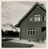 Häggenås station med vedlok
Station anlagd 1910. En- och enhalvvånings stationshus i trä. Expeditionslokalerna modrniserades 1947. Växelförregling med kontrollås, men växlarna äro icke centralt omläggbara