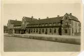 Tvåvånings stationshus i sten, byggt 1863. Tillbyggt 1876 och 1890 . Nytt stationshus i tegel 1919, invigt 1921 ,1914 uppfördes, som ett provisorium under ombyggnadstiden, en stationsbyggnad söder om den nuvarande. Den ligger år 1991 kvar och används av Postverket . Vid södra infarten låg SJ:s växtdepå. Ett äldre lokstall ersattes av ett sjuportars med vändskiva