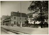 Tvåvånings stationshus i sten, byggt 1863. Tillbyggt 1876 och 1890 . Nytt stationshus i tegel 1919, invigt 1921 ,1914 uppfördes, som ett provisorium under ombyggnadstiden, en stationsbyggnad söder om den nuvarande. Den ligger år 1991 kvar och används av Postverket . Vid södra infarten låg SJ:s växtdepå. Ett äldre lokstall ersattes av ett sjuportars med vändskiva