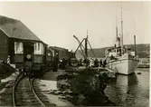 Stationen öppnades 1888-11-13 och nedlagd 1958. FWÖJ, Fågelsta - Vadstena - Ödeshögs Järnvägs persontåg med bland annat sommarvagnar. Det syns  bockkranen innan demonteringen.