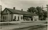 Stationen öppnad 1.8.1862. Envånings stationshus i trä enligt Gnestamodellen. Mekanisk växelförregling. Eldrift 1933. Stationen anlagd 1868.