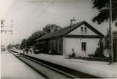 Stationen öppnad 1.8.1862. Envånings stationshus i trä enligt Gnestamodellen. Mekanisk växelförregling. Eldrift 1933. Stationen anlagd 1868.