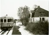 Motorvagn Y6  eller Y7 på stationen. Hållplatskur har ersatt stationshuset. Stationen togs i drift 1917, blev hållplats 1982, lastplats i juni 1985 och all trafik lades ner  i mars 1986.