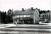 Station anlagd 1926. Tvåvånings stationshus i trä. Invid stationen finnes pressbyråkiosk