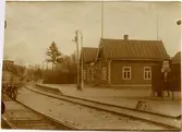 Oläslig / svårtolkad text på baksidan
Stationen byggd 1885 av KIJ. Förlängd och påbyggd m flygel .Station från 1885. Stationshus av banans större typ. Det finns kvar år 1991 och är sedan 1987 vandrarhem. Vattentornet i tegel från 1885 står kvar som kulturminne och ägs av Östra Göinge Kommun. Godsmagasinet har rivits i sen tid. Lokstall med vändskiva försvann betydligt tidigare .Trafikplats anlagd 1885. Envånings stationshus i trä, två gavlar mot banan 
KIJ , Kristianstad - Immelns Järnväg