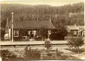 Station anlagd 1873. Stationshuset, två våningar i trä, nybyggt 1924. Mekanisk växelförregling . Den första stationsbyggnaden envånings i trä. Ny station byggd 1919