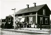 Station anlagd 1887. En och enhalvvånings stationshus i trä .Senare lastplats. Avbemannad 1973. Bispår till Lindeby Hytta rivet 1951. Bispår till Haggruvan 
BDJ 4 , Bredsjö - Degerfors Järnväg