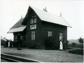 Trafikplats anlagd 1902. Envånings stationshus i vinkel. Mekanisk växelförregling .Växelförregling infördes 15.5.1921. Stationshuset revs i augusti 1962. Under banans sista tid, fr o m början av 1964 fick hållplatsen namnet VÄSTRA FRÖLUNDA, men någon namnskylt uppsattes aldrig, och ej heller ändrades i tidtabellen 
GSJ , Göteborg - Särö Järnväg