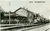 Hette före 1921 JÄRFVA. Det nuvarande stationshuset i trä i två våningar uppfördes 1866. Den 19 juni 1939 brann södra flygeln ned .Stationshuset rivet på 1970-talet. Namnet 1921 ändrat till ULRIKSDAL.
SJ Pb 276 