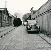 Tåg med ånglok passerar Prinsgatan. SJ S3t 4053.