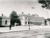 Karlskrona station från gatusidan. Karlskrona - Växjö Järnväg öppnades för allmän trafik 1874. Samma år färdigbyggdes stationshus i två våningar. Bangården utformades så att denna hade plats för fem spår. Moderniseringen av stationen skedde år 1946. Stationen hette Karlskrona Central under perioden 1.9.1954 - 1.9.1957.