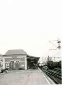 Stationen anlades i samband med  tillkomsten av Nordvästra stambanan. Stationshuset ritades av arkitekten  Edelsvärd. K-märkt 1986.Stationens yttre utformning har inte ändrats, men 1923, 1933 och 1943 har invändiga förändrings- och moderniseringsarbeten utförts.1920 utökades spårsystemet . Kombinerad mekanisk och elektrisk tågvägsförregling anordnades 1930.
SJ Ub 262. Tillverkat 1933 av ASEA.
SJ Rc4 1183.
