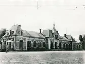 Stationshus från gatusidan. Stationen anlades i samband med  tillkomsten av Nordvästra stambanan. Stationshuset ritades av arkitekten  Edelsvärd. K-märkt 1986.Stationens yttre utformning har inte ändrats, men 1923, 1933 och 1943 har invändiga förändrings- och moderniseringsarbeten utförts.1920 utökades spårsystemet . Kombinerad mekanisk och elektrisk tågvägsförregling anordnades 1930.
