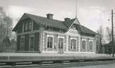 Stationen anlades 1866. Men redan på 1870-talet ersattes stationshuset  med en tegelbyggnad. Mekanisk växelförregling. Bangården utvidgades. Industrispår till Karmansbo järnverk.

KURJ, Köping - Uttersberg - Ryddarhyttans Järnväg. När Köping - Uttersbergs Järnvägsaktiebolag ,KUJ,  köpte Uttersberg - Riddarhyttans Järnväg, URJ av Riddarhytte AB 1 januari 1911 beslöt man att de båda järnvägarna skulle få ett nytt namn, Köping - Uttersberg - Riddarhyttans Järnväg, KURJ..