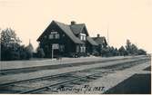 Stationen öppnades 1913-07-01. En- och enhalvvånings stationshus i trä. Mekanisk växelförregling.