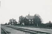 Stationen öppnades 1913-07-01. En- och enhalvvånings stationshus i trä. Mekanisk växelförregling.
