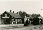 HNJ 26 ,  Halmstad - Nässjö Järnväg 
Stationen anlades 1885. 1939 påbyggdes stationen med en våning, där en modern bostad för stationsföreståndaren inreddes. Byggnaden är putsad och byggd i vinkel. Öppnad 1.9.1877. Stationshuset tillbyggdes 1888 när Kinnared - Ätrans järnväg färdigställdes. Stationshuset förnyades 1938
WbÄJ Varberg - Ätrans Järnväg