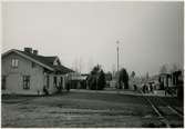 Tåg 2625
Lok                 1768
Håll- och lastplats anlagd 1906. Envånings stationshus i trä . Öppnad 21.12.1906. Först station, men från 1925 håll- och lastplats (HNJ). Enligt (Järnvägarna kring Ulricehamn) är stationshuset flyttat hit från Trädet 1906.
HNJ Halmstad - Nässjö Järnväg