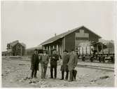 Hösten 1901 i Kiruna.
Stationshus och Magasinbyggnad .
Från vänster: Direktör Wallin, 2 Engelska ingenjörer, Höijer, Holmgren