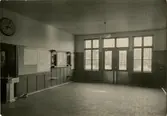 Bild 2:
Väntsalen mot bangården tagen år 1935, efter ombyggnationen. 

Jämför bild 1 före ommbyggnationen.