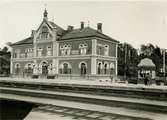 Stationen. Järnvägsstationen öppnades 1879. 
Den dåvarande stationsbyggnaden ansågs av kung Oscar II vara alltför oansenlig och borde ersättas av en större och finare. Planer för nybyggnad fanns och det passade ganska bra då det gamla stationshuset eldhärjades 1898. 
Det nya stationshuset hade också plats för Tullverket i Fredrikshald som nu flyttade sin verksamhet till Kornsjö.