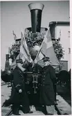 Kristianstad - Hässleholms Järnväg, CHJ Lok 2 Carl  XV  i autentisk samma utstyrsel från kungamötet 1865. Mannen till vänster konduktör I.Holmgren,till höger Eldare  K.Fast.