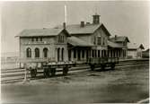 Stationen öppnades för allmän trafik 2 dec 1866.
