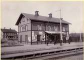 Stationen anlades 1882. Stationshuset, två våningar i trä. 1947 moderniserades expedition och väntsal.