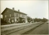 Stationen anlades 1882. Stationshuset, två våningar i trä. 1947 moderniserades expedition och väntsal.