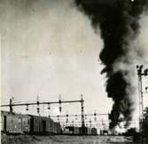 Rök från explosionen av ett tyskt ammunitionståg vid Avesta Krylbo station.