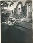 Krylbo järnvägsstation. Trädgård på kortsidan av stationen.