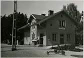 Västra stambanan öppnades 1858, men då fanns inte någon station i Källeryd. För att öka kapaciteten på stambanan anlades en mötesplats vid Källeryd 1876. Mötesplatsen förändrades till hållplats 1882 och blev station 1908. Eldrift infördes 1926. Dubbelspår österut till Floby 1952, västerut till Herrljunga 1953.  En- och enhalvvånings stationshus i trä.